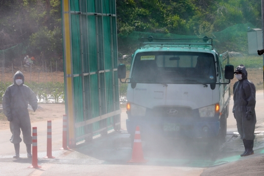 지난 5일 오후 경기 파주시 적성면 거점소독시설에서 방역 관계자들이 아프리카 돼지열병 차단을 위한 차량 소독을 하고 있다. /사진=뉴시스 DB