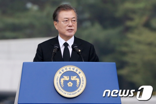 문재인 대통령이 6일 오전 서울 동작구 국립현충원에서 열린 제64회 현충일 추념식에서 추념사를 하고 있다. /사진=뉴스1(국가보훈처 제공)
