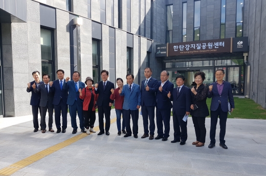 7일 오후 이재명 경기도지사가 포천 한탄강 지질공원센터앞에서 박윤국 포천시장 등 센터 관계자들과 기념사진을 찍고있다. / 사진=머니S