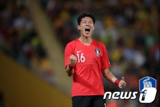 7일 오후 8시 5만 4000여명의 관중들이 가득 찬 부산 아시아드 주경기장에서 호주와 A매치 평가전에서 선제골을 넣은 대한민국의 공격수 황의조. /사진=뉴스1(대한축구협회 제공)