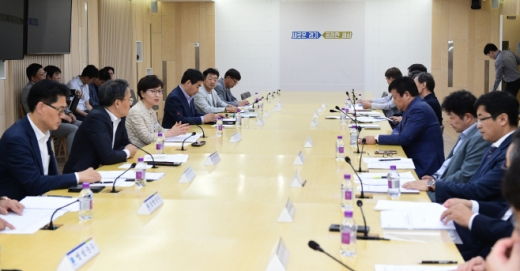 경기도가 7일 북부청사에서 이화순 경기도 행정2부지사와 정경훈 국토교통부 교통물류실장, 황종철 고용노동부 경기지청장, 김기성 경기도버스운송사업조합 이사장, 300인 이상 버스업체 대표 등이 참석한 가운데 ‘노동시간 단축 대비 버스업계 간담회’를 열고 있다. / 사진제공=경기도