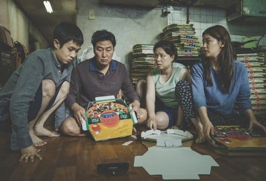 영화 '기생충'의 한장면, 영화 기생충의 반지하집과 동네 장면은 고양시의 고양아쿠아스튜디오에서 정교하게 세트를 만들어 촬영했다. 이 영화는 칸 영화제 황금종려상을 수상하고 6일 현재 박스오피스 1위로 누적관객수 83만명을 기록하고 있다. / 사진=구글 캡쳐
