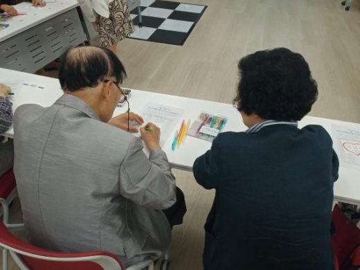 군포시치매안심센터의치매예방형 문화예술치유 프로그램 운영(7일 첫 수업) 장면. / 샂니제공=군포시