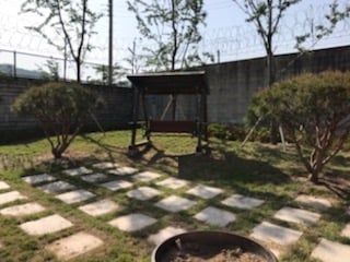 동두천시(시장 최용덕)는 미 2사단 정문 앞(보산동 441-3번지 일원) 신규화단 조성과 생연동 156-10번지에 대한 화단 리모델링 공사를 완료했다고 7일 밝혔다. / 사진제공=동두천시
