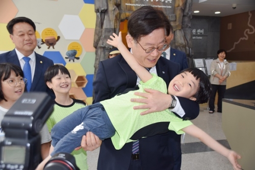 7일 한탄강 지질공원센터를 찾은 이재명 지사는 센터를 둘러보는 과정에서 대회산리 마을 주민을 비롯 센터를 방문한 아이들과 학부모들에게 열렬한 환영을 받았다. / 이하 사진=머니S