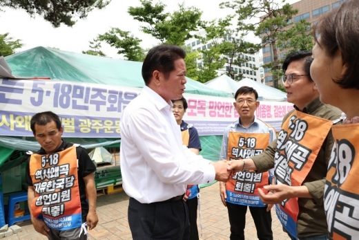 농성장을 방문한 최대호 안양시장. /사진제공=안양시