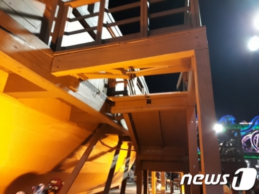 지난 8일 오후 8시44분쯤 전남 여수시 이순신 광장의 거북선 조형물 계단이 파손되며 80대 노인 등 7명이 추락, 이 중 5명이 크고 작은 부상을 입었다. /사진제공=뉴스1