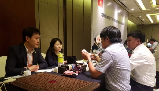 지난해 경기도 통상촉진단과 베트남 호치민 현지 바이어의 수출상담회 모습. / 사진제공=경기도