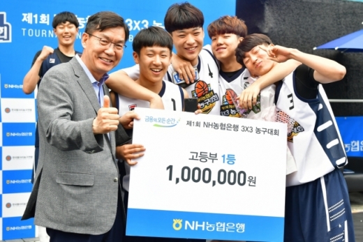 이대훈 농협은행장이 고등부 우승한 비빔밥팀과 기념촬영을 하고 있다./사진제공=NH농협은행
