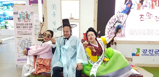 최근 서울 국제관광산업박람회에 참여한 외국인 등이 전통 의상을 입고 강진군 홍보 부스에서 한껏 멋을 부리고 있다. /사진제공=강진군