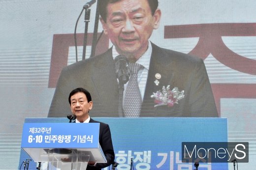 [머니S포토] 제32주년 6.10민주항쟁 기념사 대독하는 진영 행안부 장관