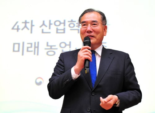 이개호 농림축산식품부장관이 10일 오전 호남대 도서관 국제회의실에서 '4차산업혁명과 미래 농업·농촌'을 주제로 강연을 하고 있다./사진제공=호남대학교