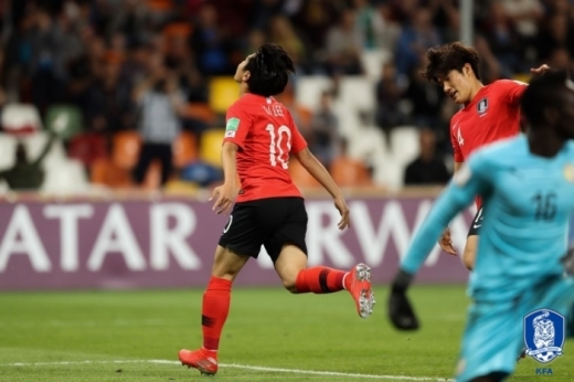 지난 9일 오전(한국시간) 폴란드 비엘스코-비아와 스타디움에서 열린 2019 국제축구연맹(FIFA) U-20 월드컵 세네갈과 8강전에서 1골 2도움을 올리며 한국의 4강 진출을 이끌었던 이강인(왼쪽). /사진=대한축구협회 제공