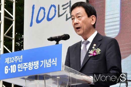 진영 행정안전부 장관이 10일 서울 용산구 한강대로 민주인권기념관(옛 남영동 대공분실)에서 열린 '제32주년 6.10 민주항쟁 기념식'에서 북유럽 순방 일정중인 문재인 대통령을 대신해 기념사를 대독하고 있다. /사진=임한별 기자