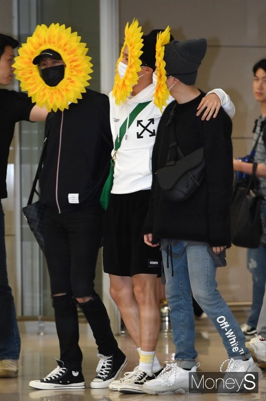 [머니S포토] 방탄소년단(BTS) 진·제이홉·슈가 '해바라기 벌칙 수행~'