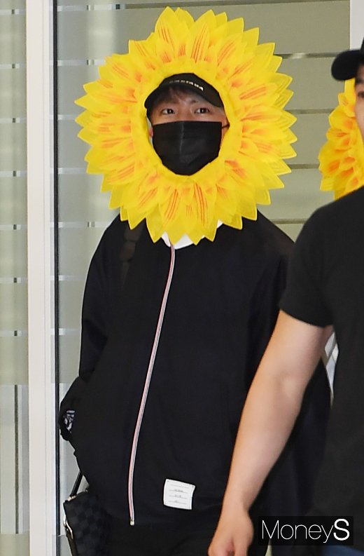 [머니S포토] 방탄소년단(BTS) 진 '입국장 밝히는 비주얼'