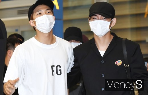 [머니S포토] 방탄소년단(BTS) RM·뷔, 하얀 마스코로 통일
