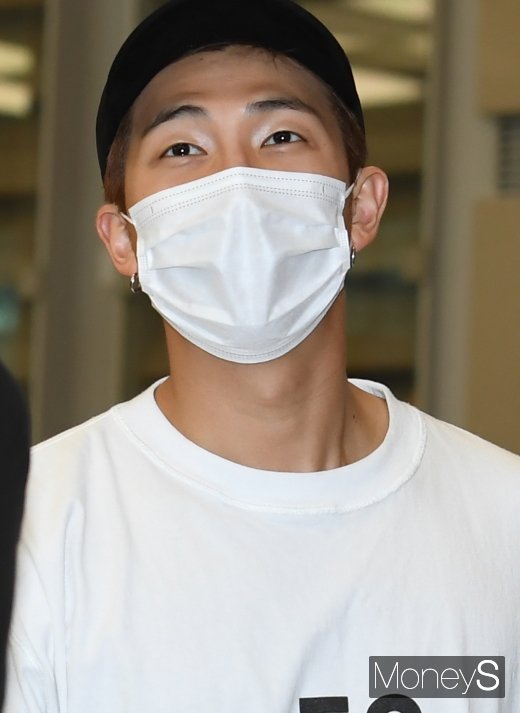 [머니S포토] 방탄소년단(BTS) RM '팬들 환호성에 눈이 번쩍'