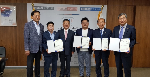 왼쪽부터 백종빈 인천시의원, 정대운 경기도의원, 송재호 국가균형발전위원장, 김우석 경기도의원, 김규호 강원도의원, 남상규 강원도의원. / 사진제공=경기도의회