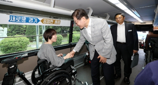 누림버스에서 장애인과 인사하는 이재명지사. / 사진제공=경기도