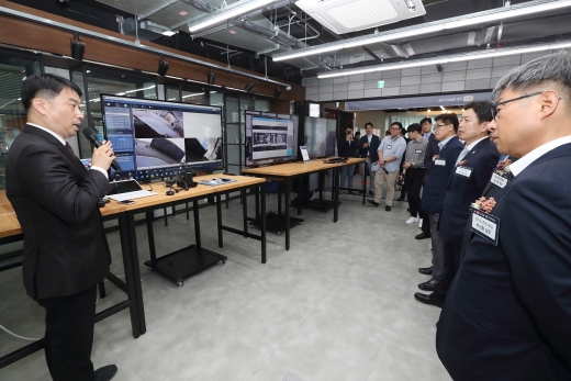 지난 10일 경기 성남시 분당구에 위치한 스타트업 캠퍼스에 문을 연 KT 판교 5G 오픈랩에서 참석자들이 링크플로우사의 넥밴드에 대한 설명을 듣고 있다. /사진=KT
