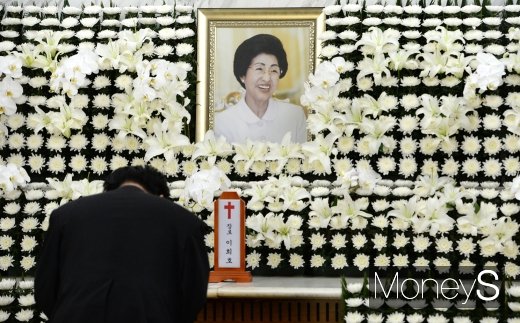 [머니S포토] 영정 속 환하게 웃고 있는 고 이희호 여사