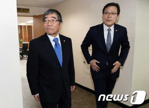 (왼쪽)윤석헌 금융감독원장, 최종구 금융위원장/사진=뉴스1