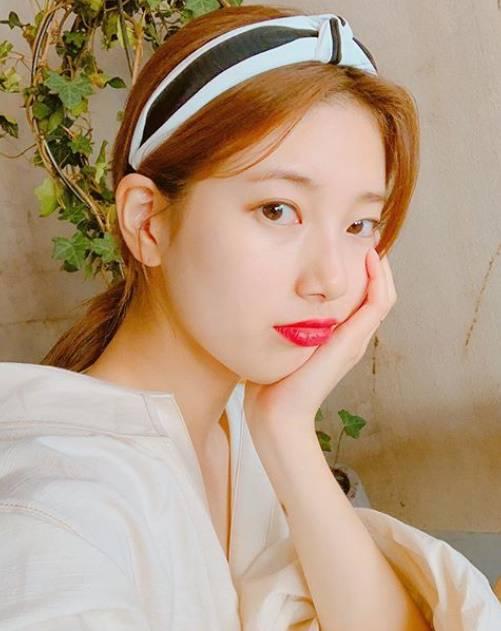 수지, 청초한 미모 포인트 '섹시 레드립'