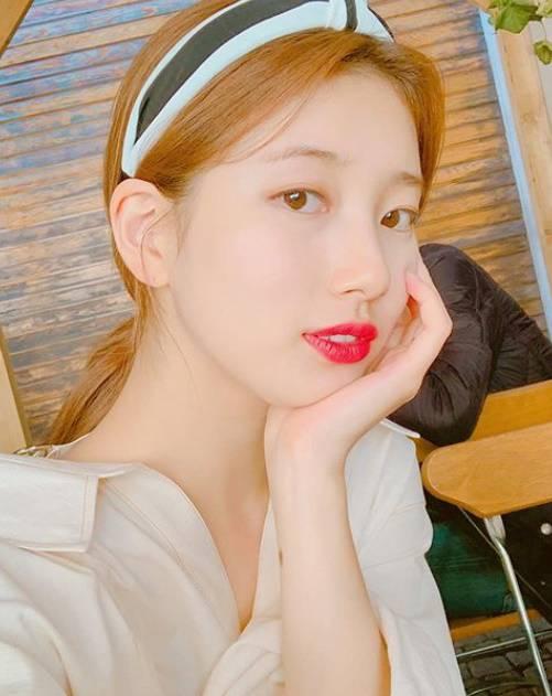 수지, 청초한 미모 포인트 '섹시 레드립'