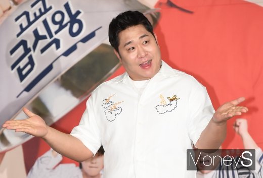 [머니S포토] 문세윤 '급식왕 맛은 어떨까?'