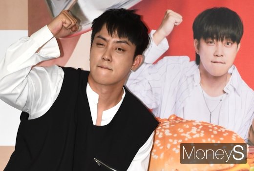 [머니S포토] 은지원, 포스터와 똑같은 포즈