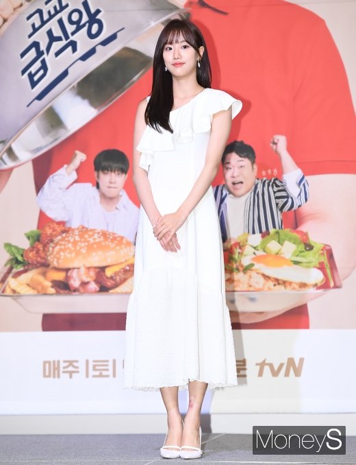 [머니S포토] 에이프릴 나은, 청순한 화이트 원피스 패션