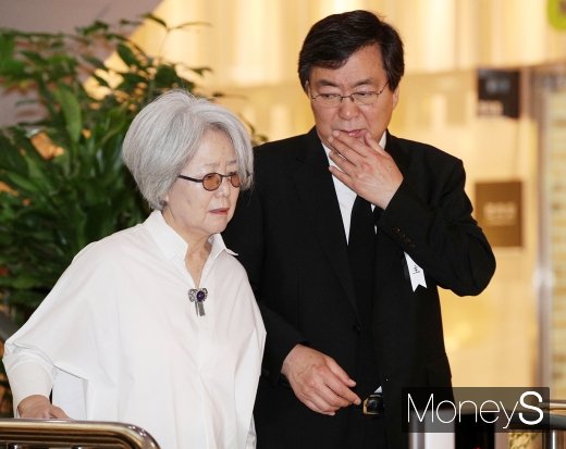 [머니S포토] 고 이희호 빈소 들어서는 차남 김홍업 전 의원