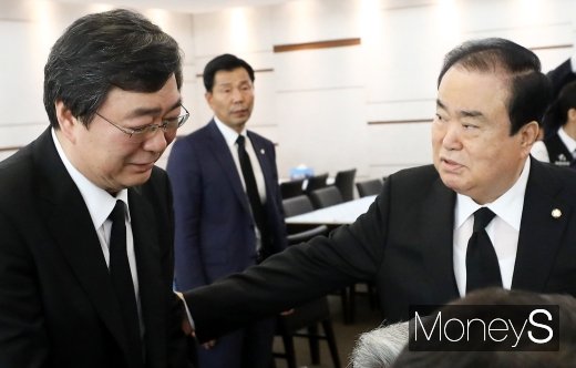 [머니S포토] 김홍걸 전 의원 위로하는 문희상 의장