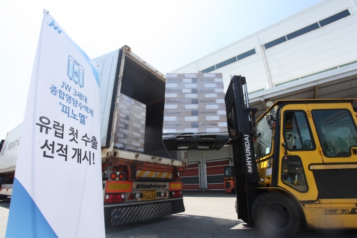 아시아 최초로 유럽시장에 수출되는 3체임버 종합영양수액제 피노멜을 컨테이너에 싣고 있다. /사진=JW그룹