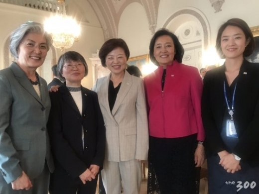 강경화 외교부 장관, 이공주 청와대 과학기술보좌관, 진선미 여성가족부 장관, 박영선 중소벤처기업부 장관, 고민정 청와대 대변인(왼쪽부터). /사진=청와대 제공  