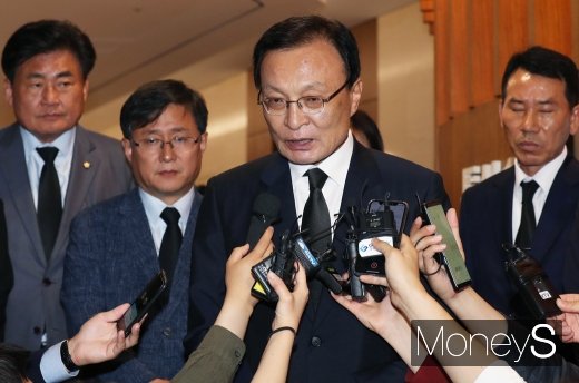 [머니S포토] 취재진 질문에 답하는 이해찬 대표