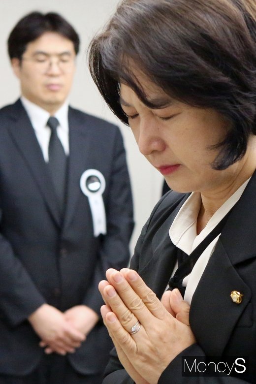 [머니S포토] 고 이희호 여사 명복 비는 추미애 의원