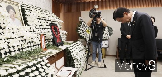 [머니S포토] 고 이희호 여사 조문하는 진영 장관