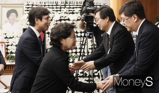 [머니S포토] 고 이희호 여사 유족 위로하는 권양숙-유시민
