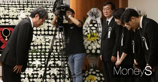 [머니S포토] 고 이희호 여사 유가족 위로하는 배우 문성근