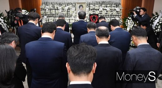 [머니S포토] 청와대 비서실 조문단, 고 이희호 여사 조문