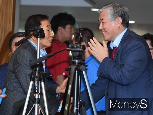 [머니S포토] 악수하는 이재오·전광훈