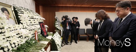 [머니S포토] 이희호 여사 빈소 찾은 김용민·김어준·주진우