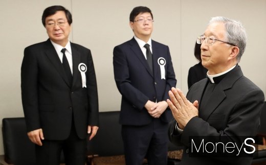 [머니S포토] 고 이희호 여사 명복 비는 김희중 대주교