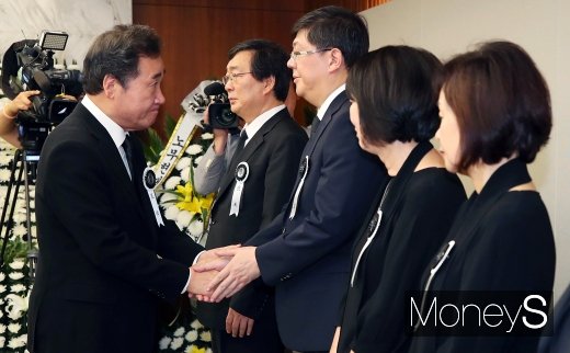 [머니S포토] 유가족 위로하는 이낙연 총리