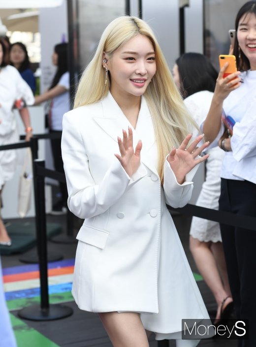 [머니S포토] 청하, 햇살에 빛나는 금발 헤어