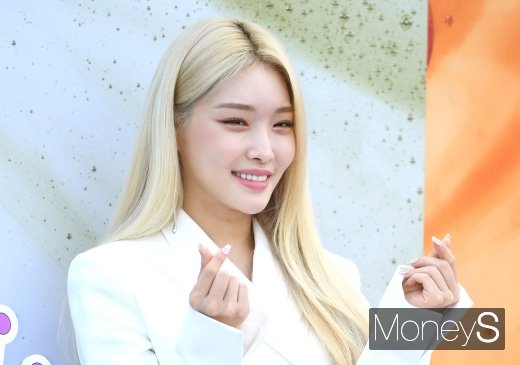 [머니S포토] 청하 '반짝반짝 하트'