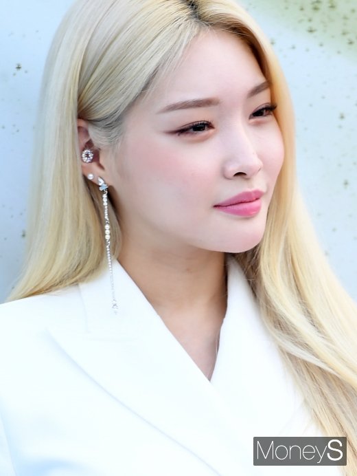 [머니S포토] 청하 '눈부신 뽀얀 피부'
