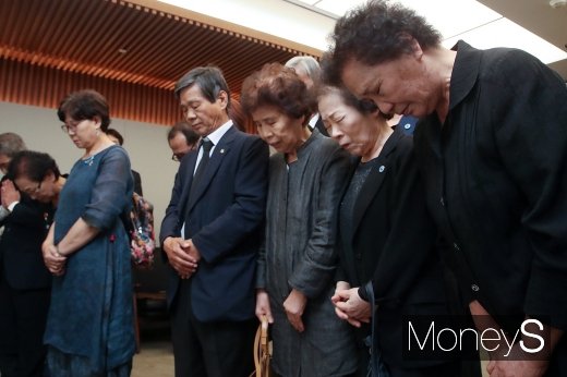 [머니S포토] 고 이희호 여사 빈소 찾은 열사의 가족들